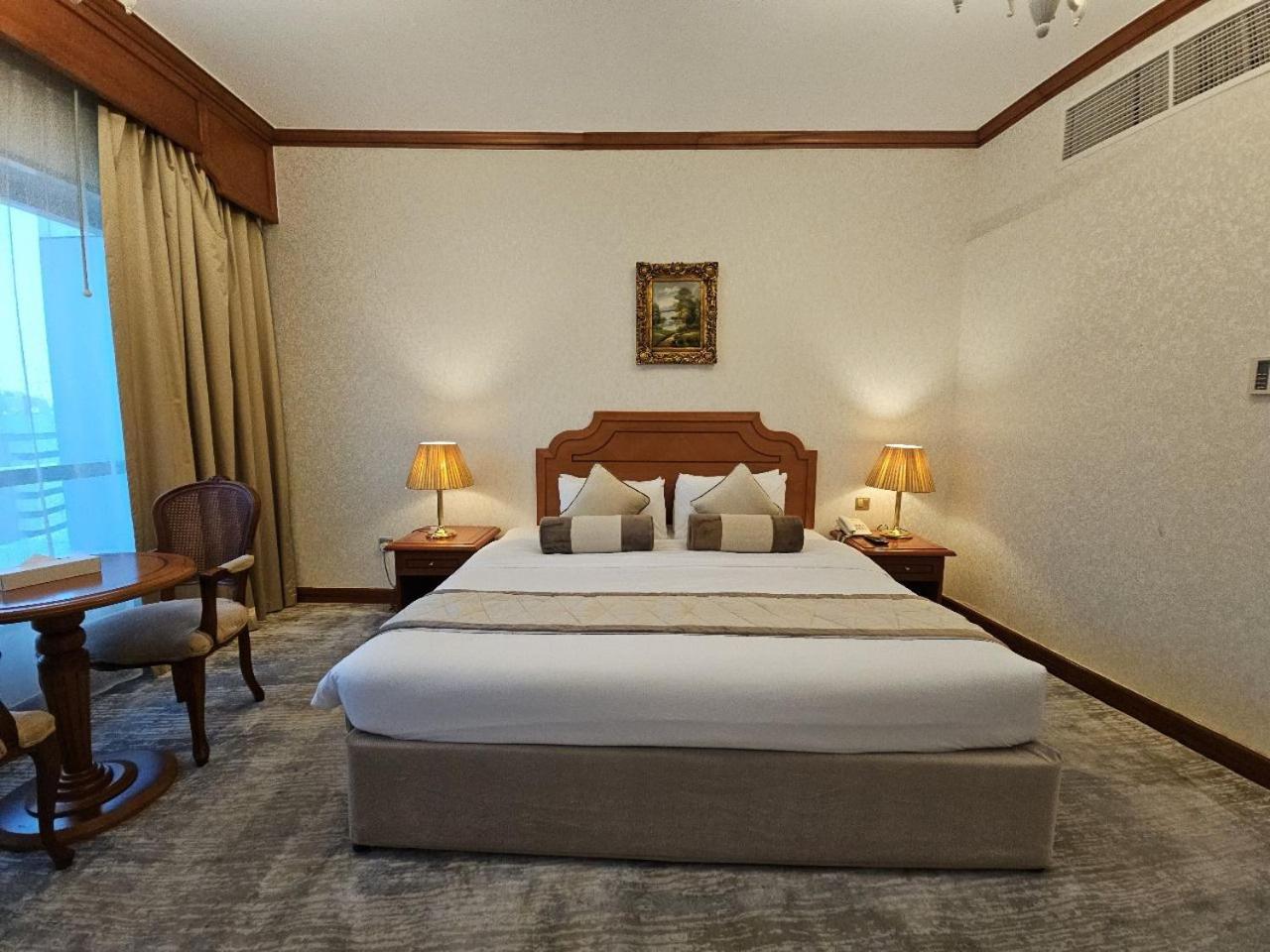 Royal Concorde Hotel & Suite Дубай Екстер'єр фото