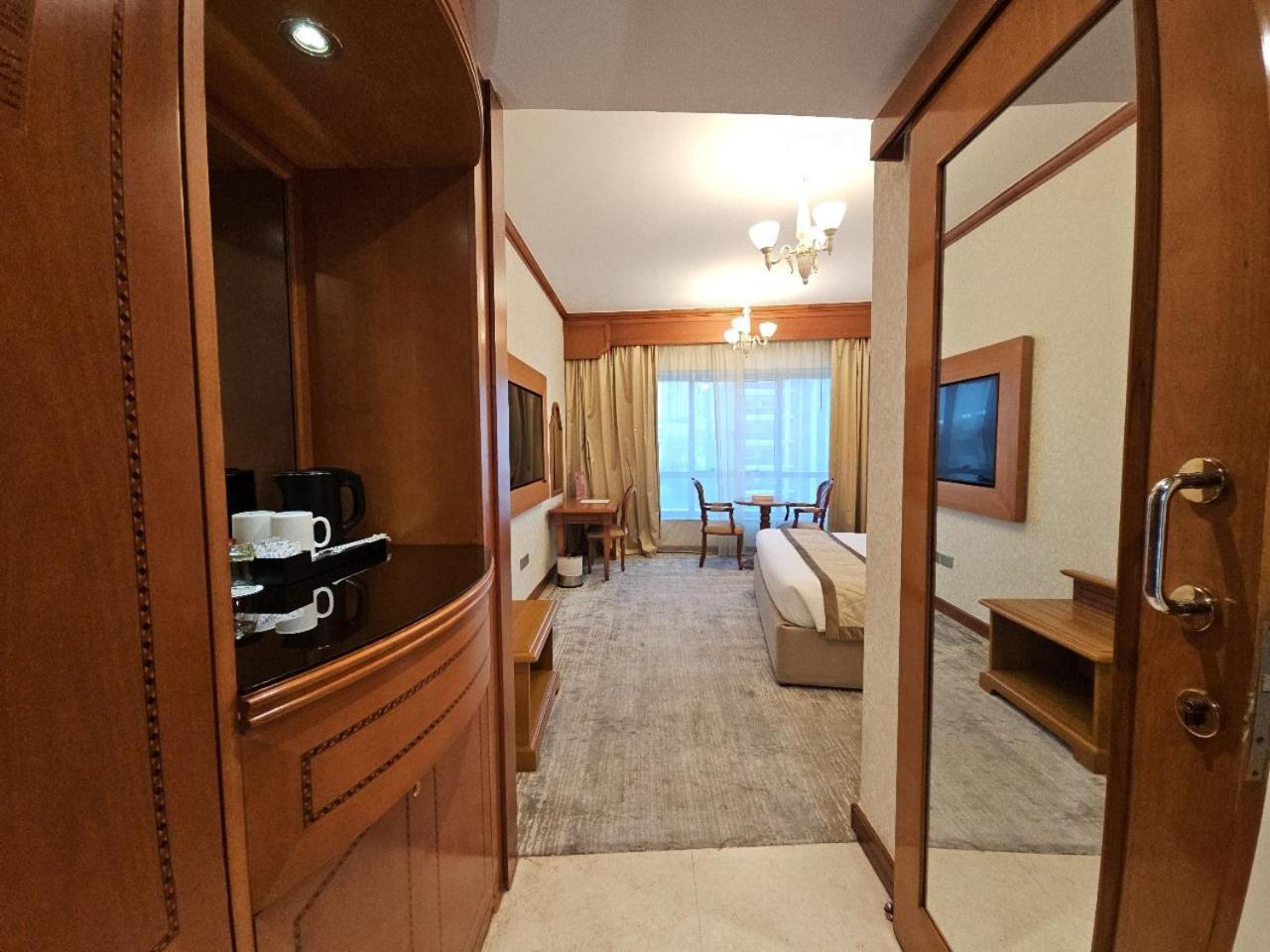Royal Concorde Hotel & Suite Дубай Екстер'єр фото